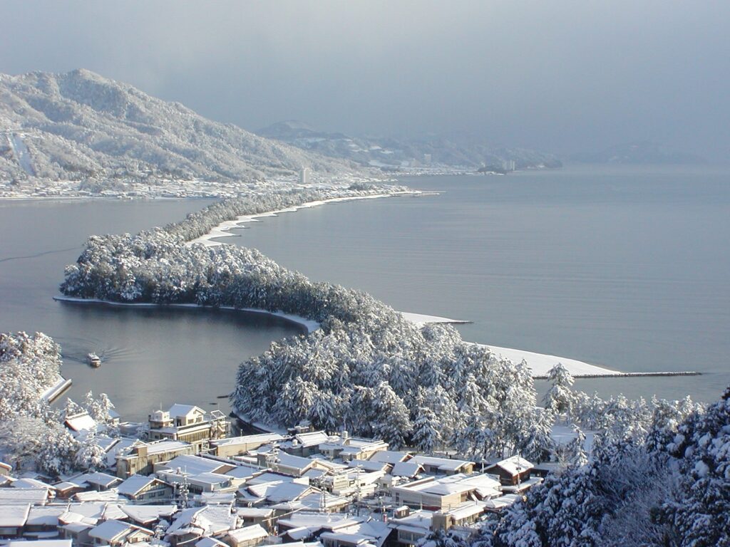 冬天被厚雪籠罩的天橋立沙洲