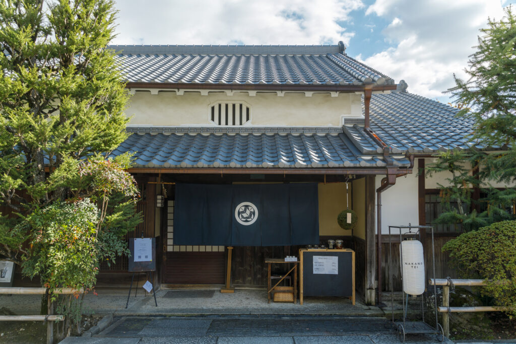 Discover Kyoto’s Otokuni Area: A Drive Through History, from Buddhist Statues to Stunning Architecture